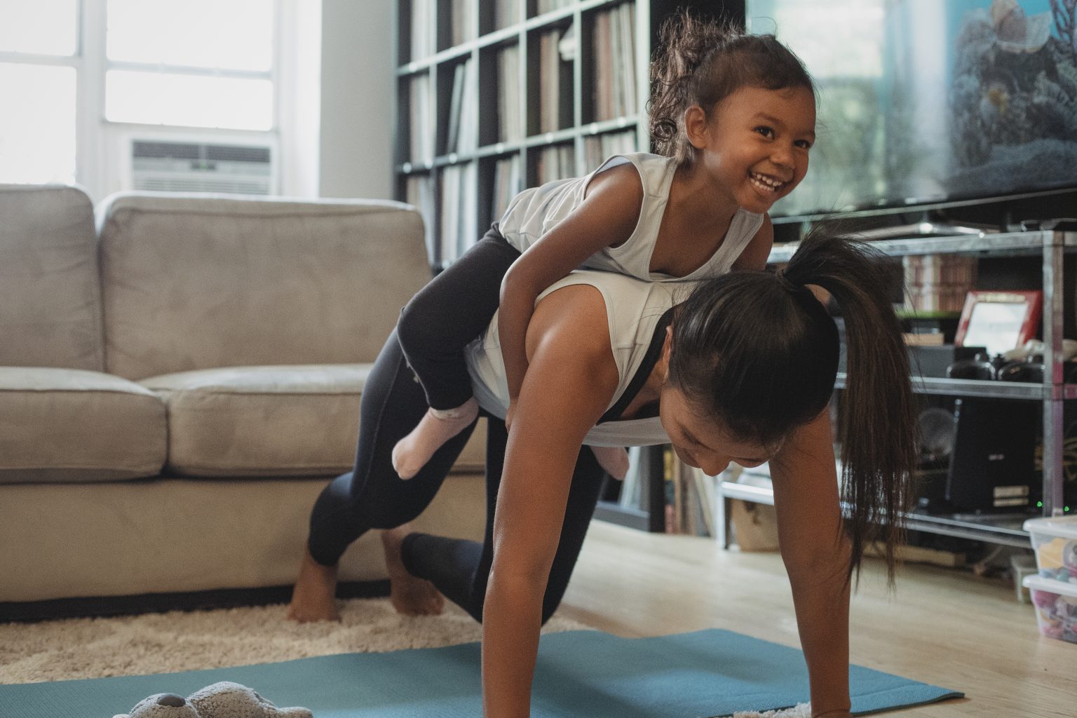 Kind speelt buiten en beweegt actief. Veel beweging voor je kind is belangrijk voor gezondheid en ontwikkeling.