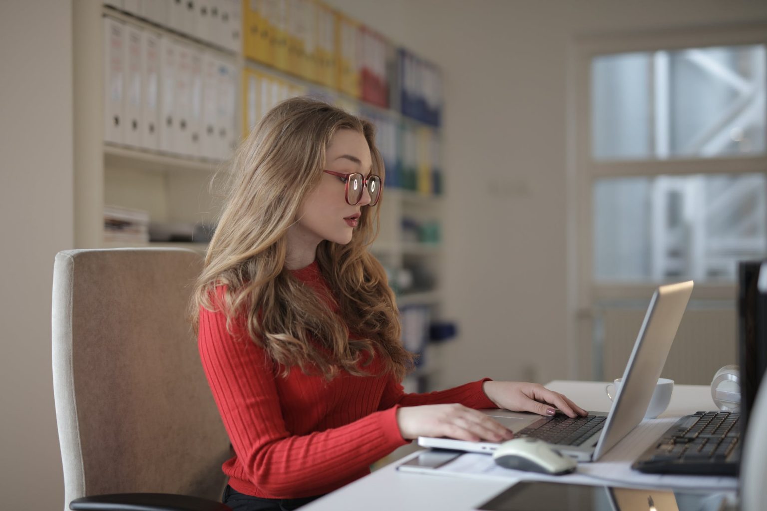 Zakenman analyseert financiële documenten - Wanneer heb je een accountant nodig?