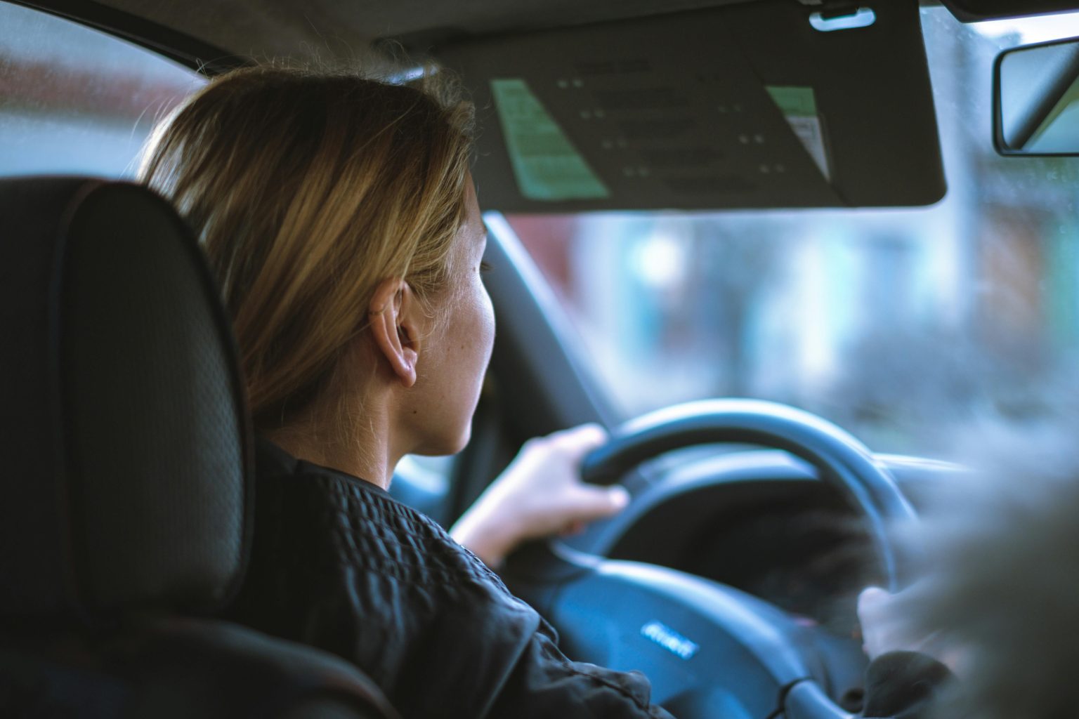 Bestuurder rijdt voorzichtig met aandacht op verkeersregels en veranderingen in verkeerswetten